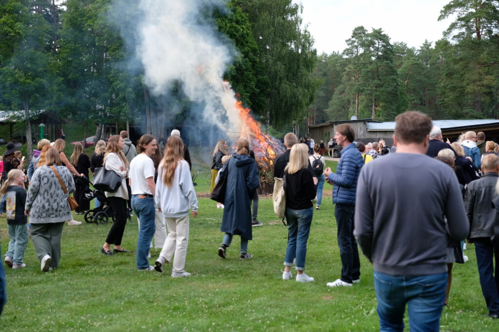 Lõkkeõhtud läbi suve - Kalju-lava kontserdi vaheajal süüdatakse reeglina lõke. Nautida saab elavat muusikat ja elavat tuld